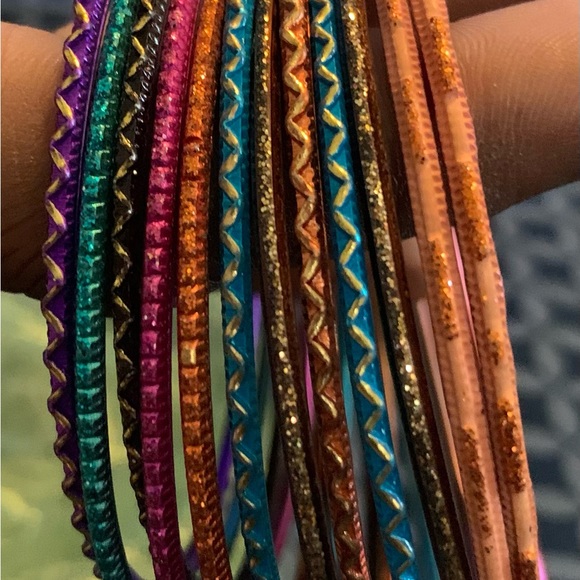 Bag of Vintage 2000’s Bangles - Picture 1 of 3